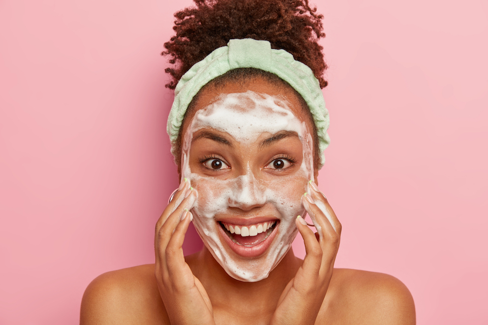 Reinig je gezicht iedere dag 's ochtends en 's avonds als je last hebt van acne.